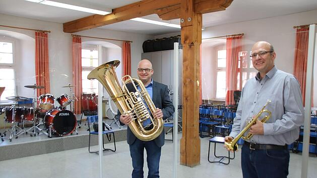 Bürgermeister Michael Kastl (links) und Musikschulleiter Thomas Reuß im großen Proberaum der Städtischen Musikschule Münnerstadt. Bis zu 50 Musiker proben hier zusammen (derzeit natürlich nicht). Die Räume sind hellhörig, die ganze Schule zu klein. Bald zieht sie um. Foto: Thomas Malz
