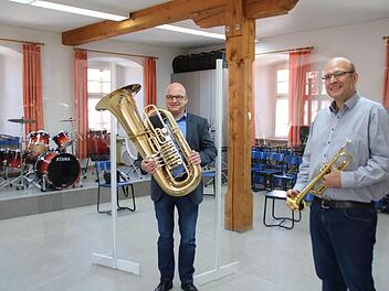 Bürgermeister Michael Kastl (links) und Musikschulleiter Thomas Reuß im großen Proberaum der Städtischen Musikschule Münnerstadt. Bis zu 50 Musiker proben hier zusammen (derzeit natürlich nicht). Die Räume sind hellhörig, die ganze Schule zu klein. Bald zieht sie um. Foto: Thomas Malz