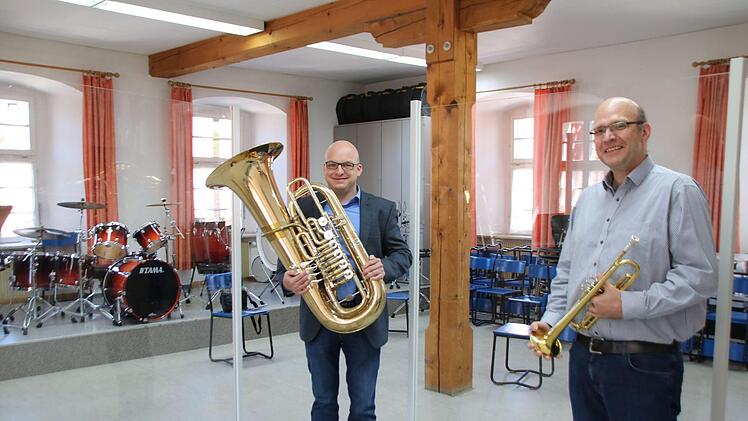 Bürgermeister Michael Kastl (links) und Musikschulleiter Thomas Reuß im großen Proberaum der Städtischen Musikschule Münnerstadt. Bis zu 50 Musiker proben hier zusammen (derzeit natürlich nicht). Die Räume sind hellhörig, die ganze Schule zu klein. Bald zieht sie um. Foto: Thomas Malz