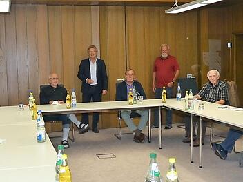 Sie wollen sich in besonderem Maße für die Belange der Senioren einsetzen (von links): Maria Berberich, Veronika Buckreus, Edmund Sprenger, Hans- Dieter Klinger, Bürgermeister Rainer Detsch, Reiner Rosenbauer, Rainer Kraus, Gerd Fleischmann, Erika Klinger, Hans Parnickel (Initiator).  Foto: K.- H. Hofmann