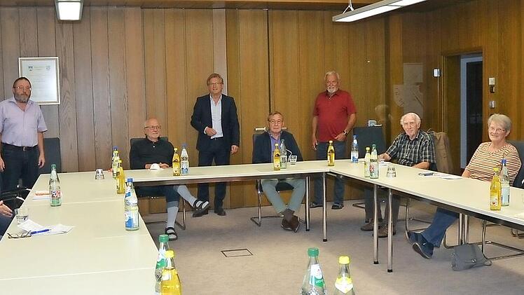 Sie wollen sich in besonderem Maße für die Belange der Senioren einsetzen (von links): Maria Berberich, Veronika Buckreus, Edmund Sprenger, Hans- Dieter Klinger, Bürgermeister Rainer Detsch, Reiner Rosenbauer, Rainer Kraus, Gerd Fleischmann, Erika Klinger, Hans Parnickel (Initiator).  Foto: K.- H. Hofmann
