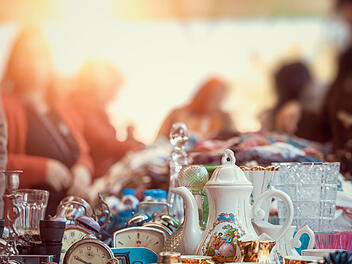 Flohmarkt Tr&ouml;delmarkt Antikmarkt Vintage Antiquit&auml;ten Tr&ouml;del Second Hand gebrauchte Waren Schn&auml;ppchen Sammlerst&uuml;cke Rarit&auml;ten Nostalgie Retro Sch&auml;tze st&ouml;bern Verkaufsst&auml;nde Marktst&auml;nde Porzellan B&uuml;cher Schallplatten M&ouml;bel Deko Haushaltswaren Schmuck Spielzeug Krimskrams Fundst&uuml;cke Schatzsuche Flohmarktbesuch Wochenendmarkt