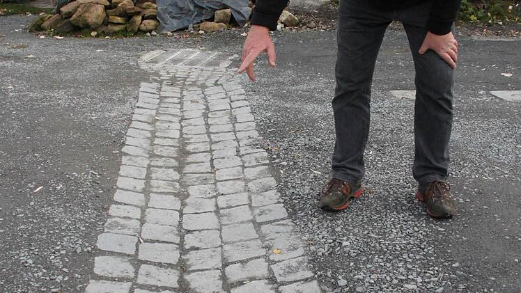 Hier hat ein Rettungswagen aufgesetzt, zeigt Kurt Gabeli. Inzwischen ist die Stelle entschärft.