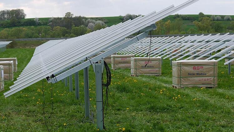 Ein Teil der insgesamt 4900 Solarmodule wurde bereits auf den Trägern montiert.  Fotos: Ralf Nauer