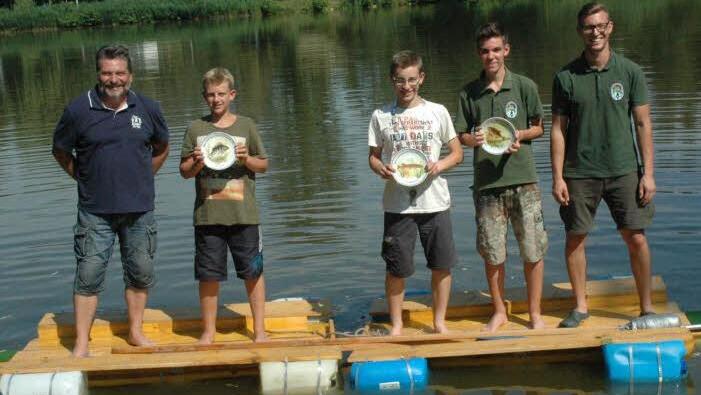 Siegerehrung im Wasser (von links): stellvertretender Vorsitzender Stefan Roß, 1.Ritter Dominik Liesmann, Jugendkönig Tobias Schrimpl, 2. Ritter David Hein und Jugendleiter Maximilian Herold. Foto: Edwin Meißinger