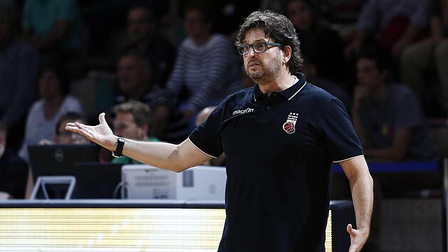 Trainer Andrea Trinchieri hat zwar immer was zu meckern, dennoch blickt er der Mammutsaison zuversichtlich entgegen. Foto: Daniel L&ouml;b