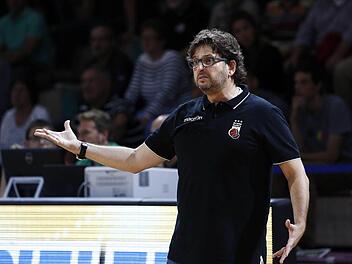 Trainer Andrea Trinchieri hat zwar immer was zu meckern, dennoch blickt er der Mammutsaison zuversichtlich entgegen. Foto: Daniel Löb