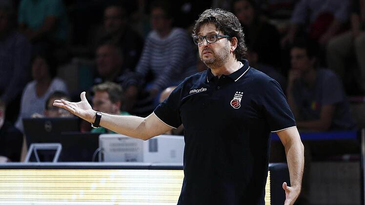 Trainer Andrea Trinchieri hat zwar immer was zu meckern, dennoch blickt er der Mammutsaison zuversichtlich entgegen. Foto: Daniel Löb