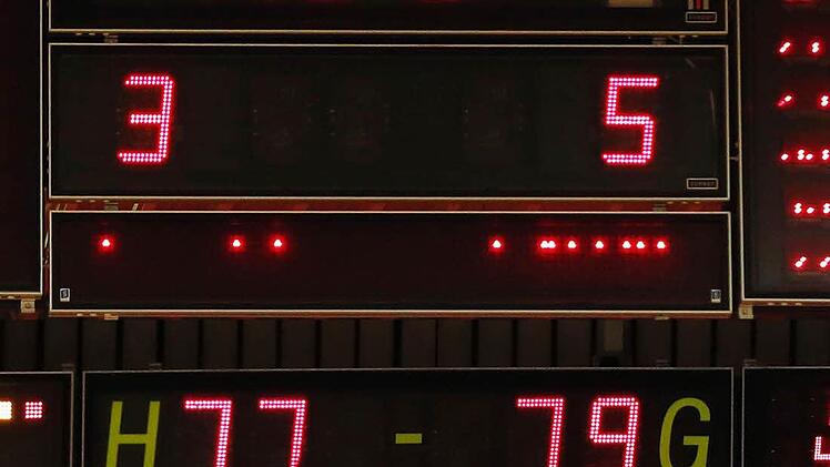 Der Spielstand nach dem ersten Viertel (oben) - und nach der Schlusssirene (unten)