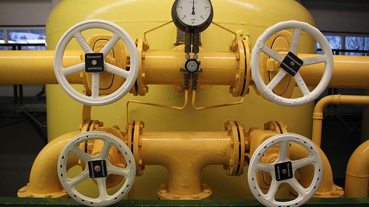 An der Entsäuerungsanlage aus dem Jahr 1970 wird noch von Hand halbgebrannter Dolomit hinzugefügt, damit die Wasserqualität stimmt. Foto: Ulrike Müller