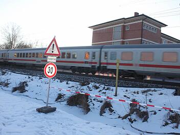 Das rot-weiße Absperrband markiert das südliche Ende des künftigen S-Bahn-Haltepunktes in Forchheim-Nord östlich der Adalbert-Stifter-Schule.  Foto: Ekkehard Roepert