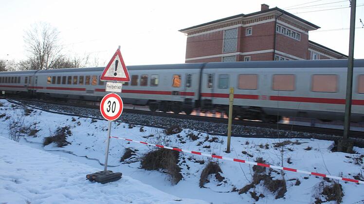 Das rot-weiße Absperrband markiert das südliche Ende des künftigen S-Bahn-Haltepunktes in Forchheim-Nord östlich der Adalbert-Stifter-Schule.  Foto: Ekkehard Roepert
