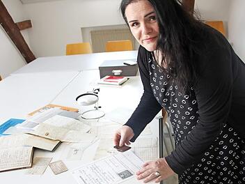 Daniela Koch schaut genau drauf und transkribiert alte Dokumenten auch mit unterschiedlichen Schriften "Man muss sich halt immer erst in bisschen einlesen." Dazu setzt sie auch schon mal eine ihrer Lupen an. Foto: Ralf Kestel