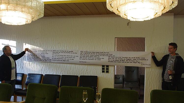 Das Banner mit dem Teuschnitzer Dorffest-Lied  Foto: Heike Sch&uuml;lein