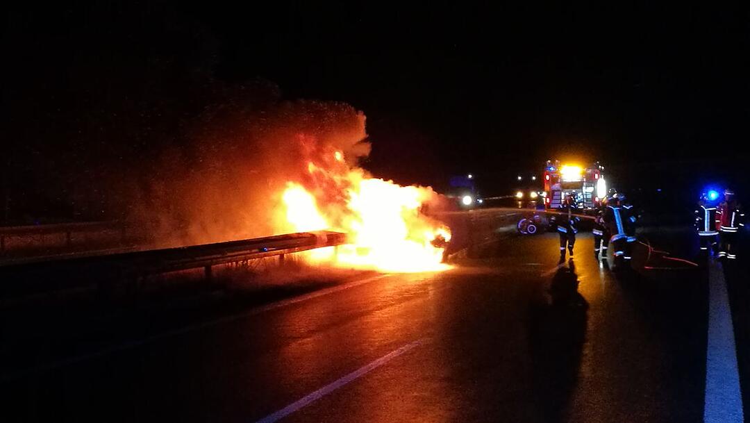 Oberfranken: Militärfahrzeug bleibt auf Autobahn liegen und fängt beim Abschleppen Feuer