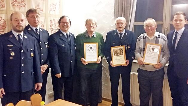 Feuerwehr Breitenau (von links): Kassenwart Christian Ros, Kommandant Thomas Straub, Zweiter Vorsitzender Thomas Petzold, die Geehrten Günter Sommer, Wolfgang Ros und Horst Kiesewetter sowie Bürgermeister Tobias Ehrlicher  Foto: Gerald Karnitzschky