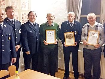 Feuerwehr Breitenau (von links): Kassenwart Christian Ros, Kommandant Thomas Straub, Zweiter Vorsitzender Thomas Petzold, die Geehrten Günter Sommer, Wolfgang Ros und Horst Kiesewetter sowie Bürgermeister Tobias Ehrlicher  Foto: Gerald Karnitzschky