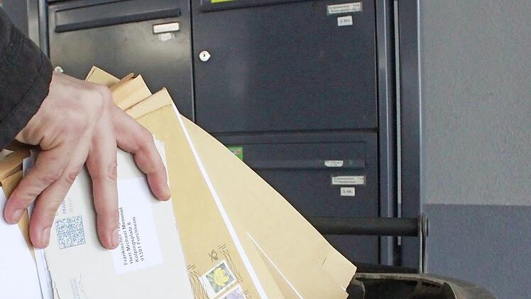 Statt im Briefkasten landeten die Briefe im Abfalleimer. Foto: Josef Hofbauer