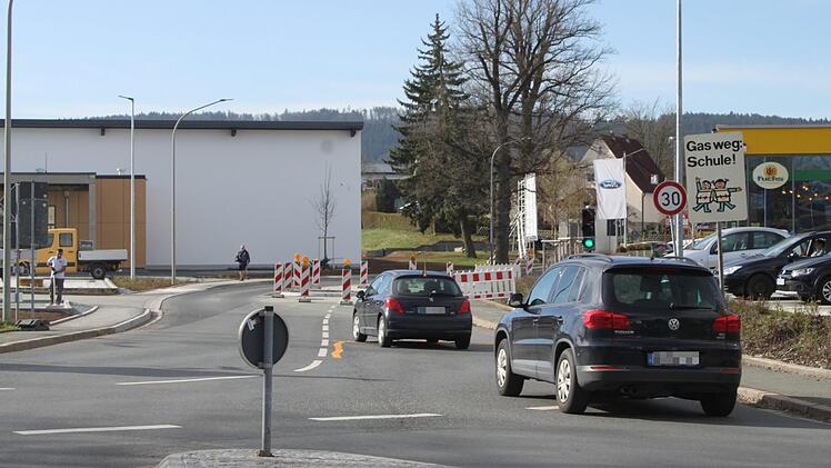 Für den neuen Edeka-Markt (im Hintergrund) wurden eine Linksabbiegerspur und eine Fußgänger-Querungshilfe geschaffen.