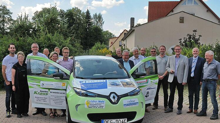Übergabe des E-Autos an die VG Dormitz im  Beisein der Sponsoren  Foto: Karl Heinz Wirth