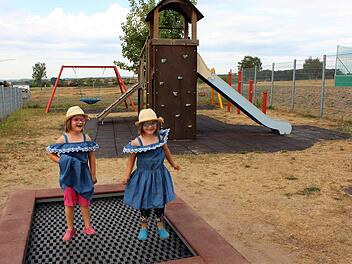 Auf dem Spielplatz in Sambach ist bereits ein Trampolin eingebaut. Die Zwillinge Marie und Sophie (aus Sambach) genießen diesen Sommerspaß.Evi Seeger