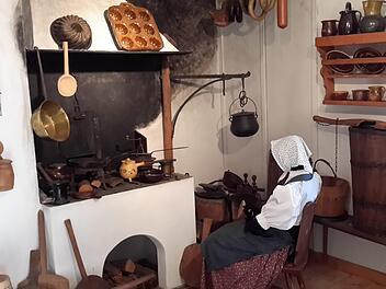 Originalgetreue Exponate in den Heimatstuben machen den Reiz der einzelnen Räume aus. Der Blick in eine historische Küche verdeutlicht, dass dieser Bereich damals der Lebensmittelpunkt des Hauses war. Foto: Rolf Pralle
