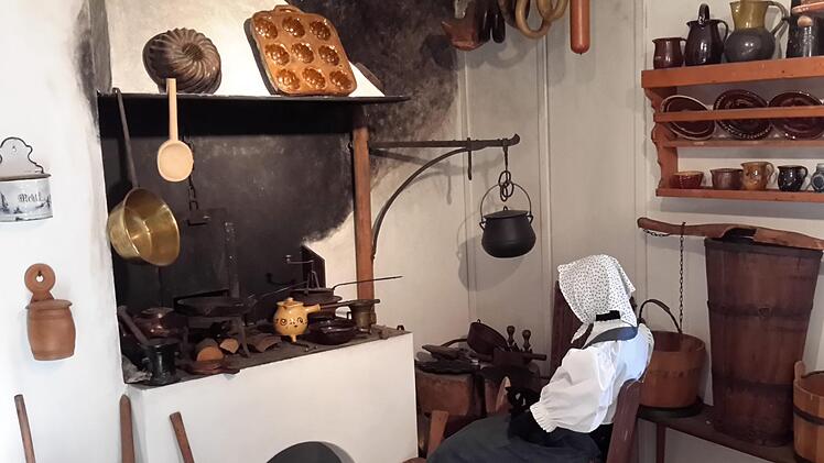 Originalgetreue Exponate in den Heimatstuben machen den Reiz der einzelnen Räume aus. Der Blick in eine historische Küche verdeutlicht, dass dieser Bereich damals der Lebensmittelpunkt des Hauses war. Foto: Rolf Pralle