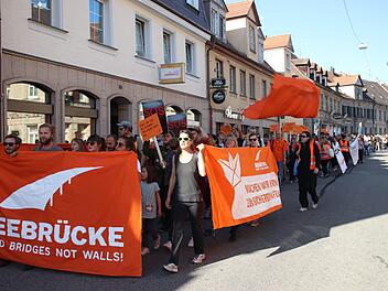 Die Seitenbanner bei der Demonstration des Aktionsbündnisses Seebrücke  am 13. Oktober 2018  in der Innenstadt von Erlangen sollen zu groß gewesen sein. Eine Aktivistin der Initiative, die sich für die Rettung von in Seenot geratenen Flüchtlingen einsetzt,  steht deshalb am Montag vor dem Amtsgericht Erlangen. Foto: privat
