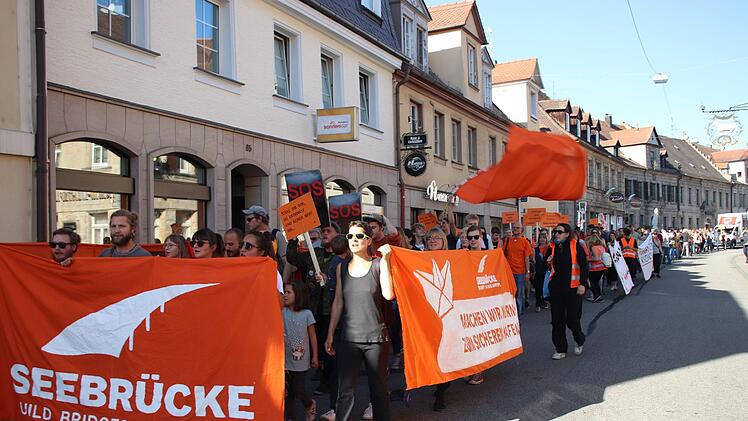 Die Seitenbanner bei der Demonstration des Aktionsbündnisses Seebrücke  am 13. Oktober 2018  in der Innenstadt von Erlangen sollen zu groß gewesen sein. Eine Aktivistin der Initiative, die sich für die Rettung von in Seenot geratenen Flüchtlingen einsetzt,  steht deshalb am Montag vor dem Amtsgericht Erlangen. Foto: privat