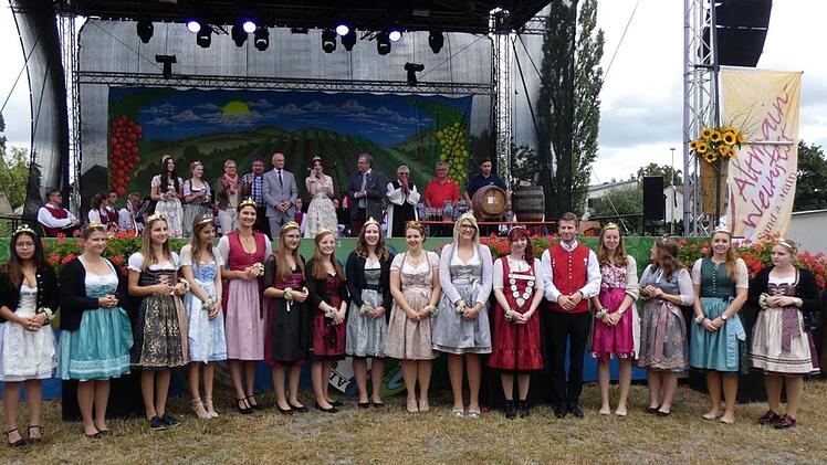 Ehreng&auml;ste und Hoheiten vor der B&uuml;hne