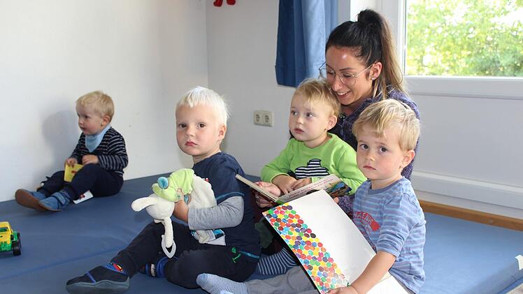 Kinderpflegerin Sonja Habermehl mit Krippenkindern. Im November dürfen sie in den Neubau umziehen. Foto: Julia Raab