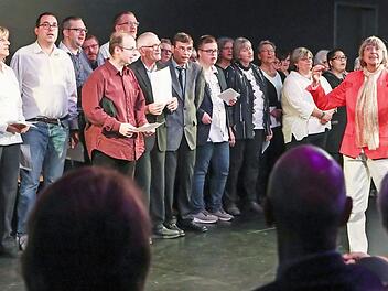 Im Chor "Auftakt" können Wilfried Mostel (vordere Reihe mit erhobenem Liedblatt) und Co. ihre Freude am Gesang ausleben.  Fotos: Barbara Herbst