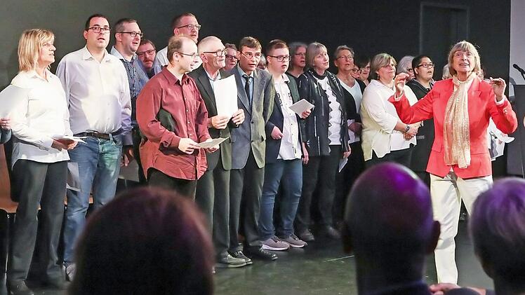 Im Chor "Auftakt" können Wilfried Mostel (vordere Reihe mit erhobenem Liedblatt) und Co. ihre Freude am Gesang ausleben.  Fotos: Barbara Herbst