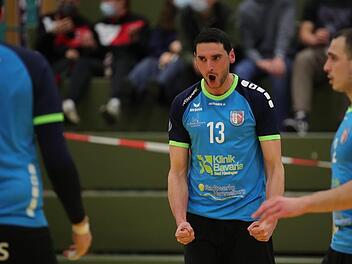 Mann des Spiels und MVP: Gegen Diagonalangreifer Branko Damjanovic (Mitte) fanden die M&uuml;hldorfer das gesamte Spiel &uuml;ber wenig Mittel. Er trug viele Punkte zum verdienten sieg der Hammelburg Volleys bei. Foto: Jens Feistel
