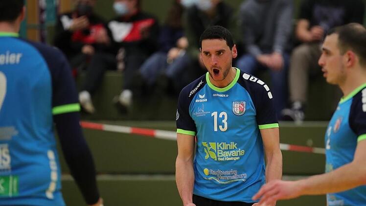 Mann des Spiels und MVP: Gegen Diagonalangreifer Branko Damjanovic (Mitte) fanden die M&uuml;hldorfer das gesamte Spiel &uuml;ber wenig Mittel. Er trug viele Punkte zum verdienten sieg der Hammelburg Volleys bei. Foto: Jens Feistel