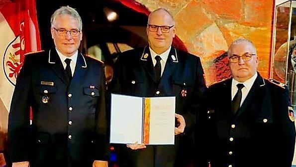 Ehrenkreisbrandrat Stefan H&auml;rtlein (Mitte) erhielt das Feuerwehr-Ehrenkreuz in Gold vom Pr&auml;sident des DFV, Karl-Heinz Banse (links). Rechts DFV-Vizepr&auml;sident Hermann Schreck