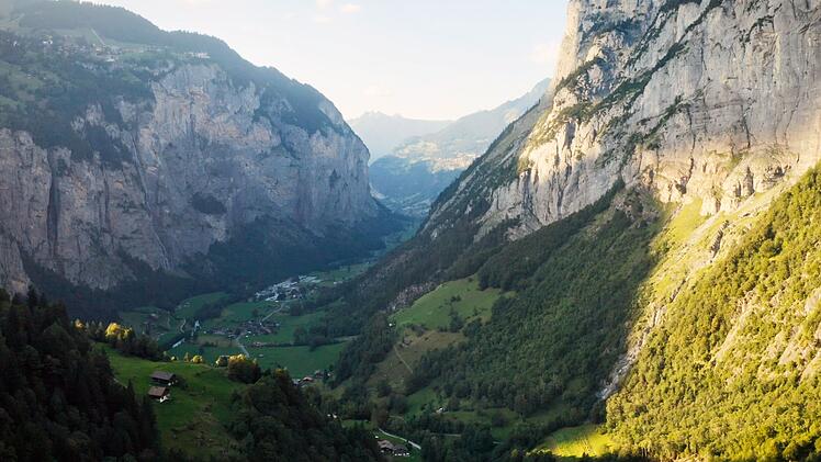 Das Lauterbrunnental in der Schweiz k&ouml;nnte Tolkien zu Elben-Landschaften inspiriert haben.
