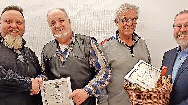 Gratulationen f&uuml;r die neuen Ehrenmitglieder Manfred Keller und Robert Kiesel.