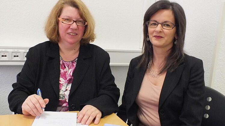 Die neue BDÜ-Regionalgruppenleiterin Heike Simon (links) und ihre Kollegin Giovanna Valloreo sind beide "Seiteneinsteigerinnen" als Dolmetscher und Übersetzer.  Foto: Schmidt