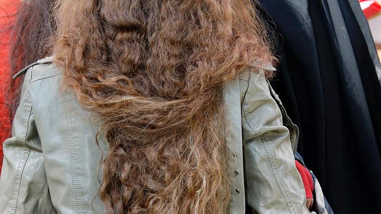 Bevor sie ihr neues Zuhause beziehen durften, mussten die Syrer erst einmal viele Fragen beantworten. Foto: Matthias Hoch