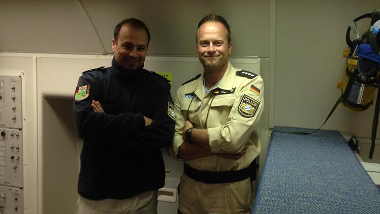 Jörg Braun (links) besichtigt mit einem bayerischen Kollegen ein Bundeswehr-Flugzeug.