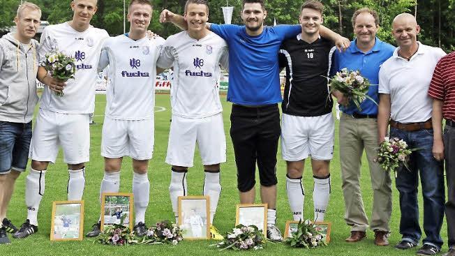 Verabschiedung vom FC Eintracht Bamberg 2010 beim letzten Spiel der Saison im Fuchs-Park-Stadion gegen den TSV 1860 München II, v. l.: Teammanager Marco Müller, Kevin Kühnlein, Christian Beetz, Lukas Görtler, Oliver Scheufens, Tobias Seifert, Trainer Hans-Jürgen Heidenreich, Co-Trainer Bernhard Lorz, Stadionsprecher Günter Blenk Fotos: sportpress
