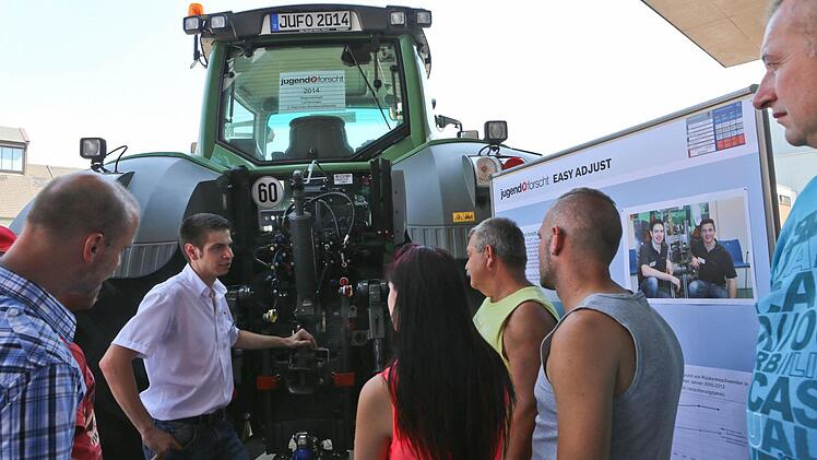 Bei sommerlich heißen Temperaturen haben am Samstag tausende Menschen den Familientag der Firma Bosch für einen Werksbesuch genutzt. Foto: Barbara Herbst