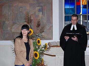 Die neue Leiterin der Diakoniestation Mainleus, Pamela Wiesmann, bei der Einsegnung in der Mainleuser Christurkirche durch Pfarrer Michael Schaefer. Foto: Karl Klippel