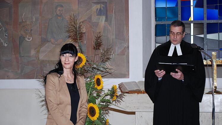 Die neue Leiterin der Diakoniestation Mainleus, Pamela Wiesmann, bei der Einsegnung in der Mainleuser Christurkirche durch Pfarrer Michael Schaefer. Foto: Karl Klippel