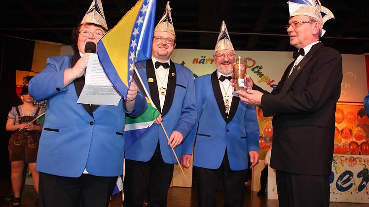 Eine Pokal aus Schokolade gab's für den Organisator Eberhard Wohl. Foto: Ralf Kestel