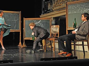 Getändel mit den Möglichkeiten, doch dann wird es ernst. Von links: Ellinor (Eva-Marianne Berger), Günter (Oliver Baesler) und Paul (Benjamin Hübner) noch kraftstrotzend, dann mit Rechtsanwalt Frey (Nils Liebscher) erkaltet.  Fotos: Andrea Kremper
