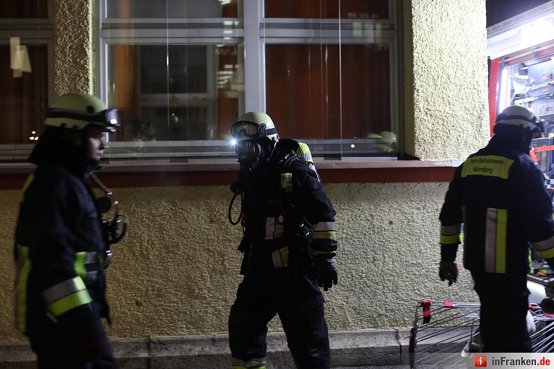 Bett fing im Klinikum Feuer - Großeinsatz der Rettungskräfte in Nürnberg-Nord