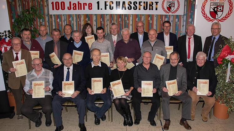Der 1. FC Haßfurt ehrte langjährige Mitglieder. Im Bild ein Teil der Frauen und Männer, die für 25 Jahre geehrt wurden.