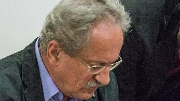 "Die Alternative oder: Macht endlich Politik!": Christian Ude stellte sein neues Buch in Coburg vor und signierte anschließend eifrig. Foto: Jochen Berger